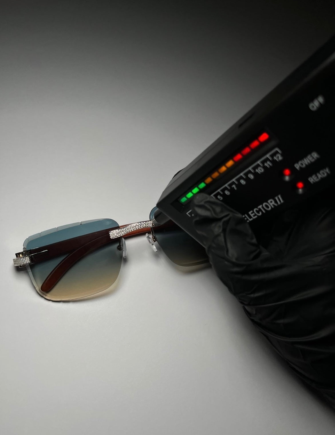 Unisex Wood Frame Moissanite Sunglasses – Luxury Men’s & Women’s Designer Glasses